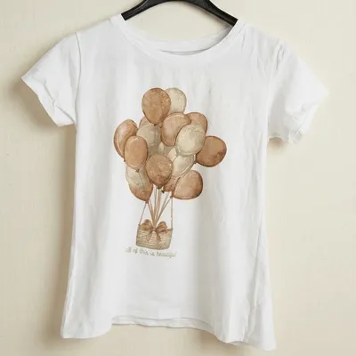 T-shirt Blanc avec Motif Montgolfière et Ballons Chic